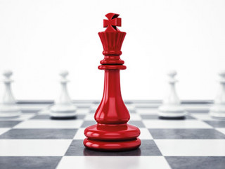 Roter-Koenig-weiße-Bauern-177674664-AS-alphaspirit