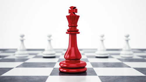 Roter-Koenig-weiße-Bauern-177674664-AS-alphaspirit