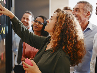 Kollegen-Postits-253108446-AS-Flamingo-Images