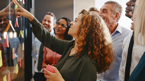 Kollegen-Postits-253108446-AS-Flamingo-Images