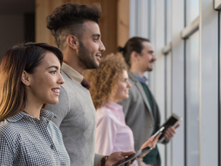 Kollegen-am-Fenster-130753759-AS-mast3r