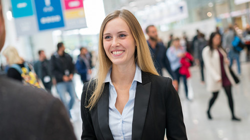 Anzugtraegerin-Messe-172754504-AS-jotily