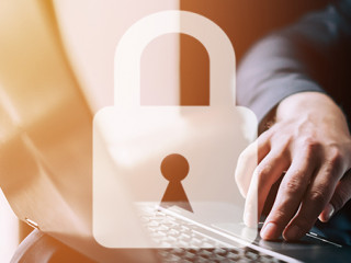 Anzugtraeger-Laptop-Schloss-289935491-AS-gesrey