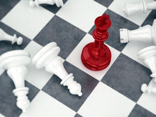 Roter-Koenig-schlaegt-weiße-Bauern-96928987-AS-alphaspirit