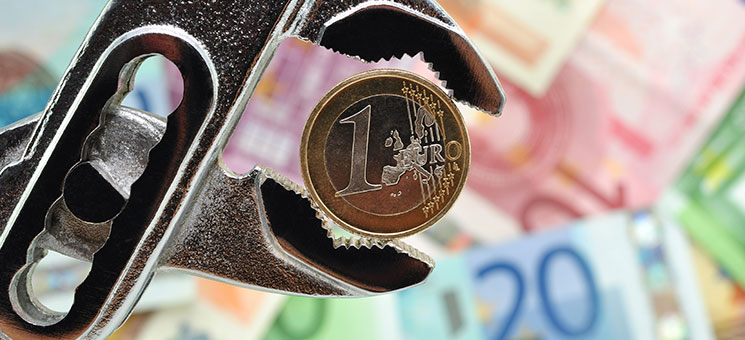 Zange-Euro-Geldscheine-34603057-AS-photocrew