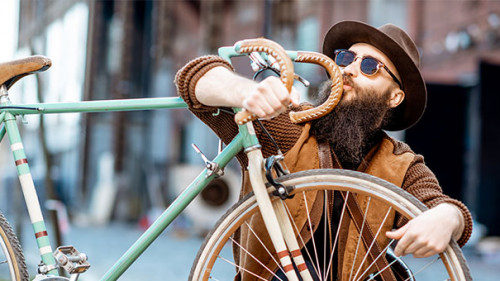 Mann-kuesst-Fahrrad-261309388-AS-rh2010