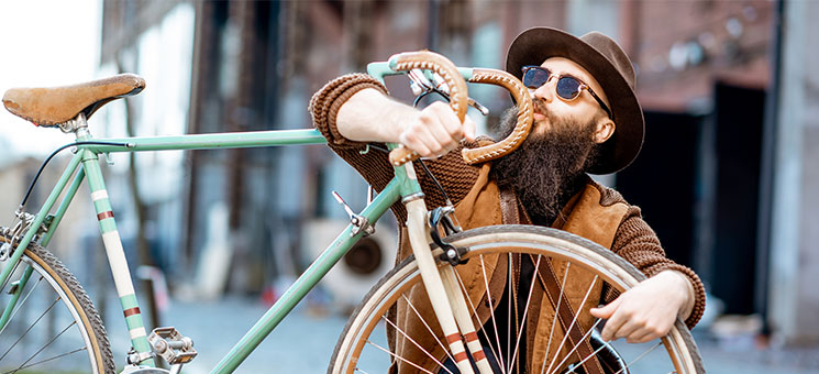 Mann-kuesst-Fahrrad-261309388-AS-rh2010