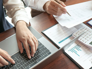 Anzugtraeger-Papier-Laptop-291872624-AS-Charlie's