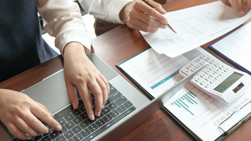 Anzugtraeger-Papier-Laptop-291872624-AS-Charlie's