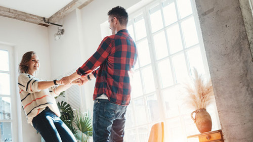 Paar-in-Eigenheim-235604368-AS-mooshny