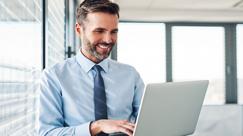 Anzugtraeger-Laptop-laecheln-255623642-AS-baranq