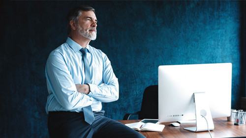 Anzugtraeger-Buero-Office-265317830-AS-opolja