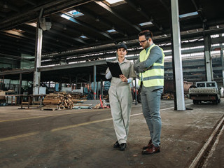 Anzugtraeger-Frau-Fabrikhalle-282414162-AS-bnenin