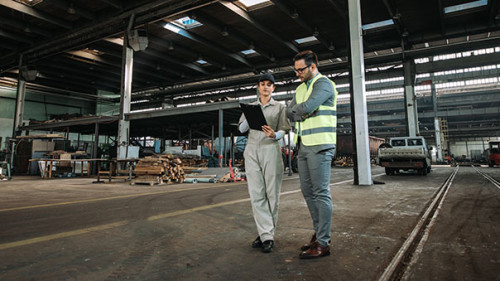 Anzugtraeger-Frau-Fabrikhalle-282414162-AS-bnenin