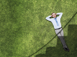 Anzugtraeger-entspannt-Pfeil-Schatten-220625730-AS-Sergey-Nivens