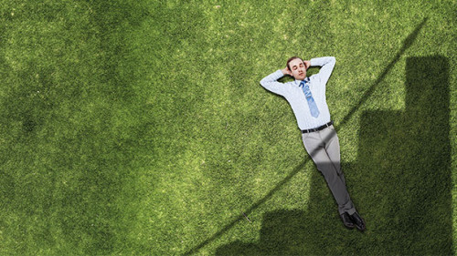 Anzugtraeger-entspannt-Pfeil-Schatten-220625730-AS-Sergey-Nivens