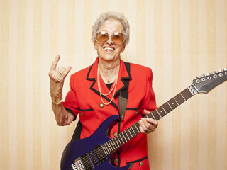 Seniorin-Gitarre-41786581-AS-Tommaso-Lizzul