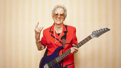 Seniorin-Gitarre-41786581-AS-Tommaso-Lizzul