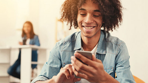 Jugendlicher-Smartphone-179853953-AS-Viacheslav-Iakobchuk