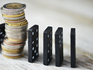 Muenzstapel-Dominos-221748164-AS-adrian-ilie825