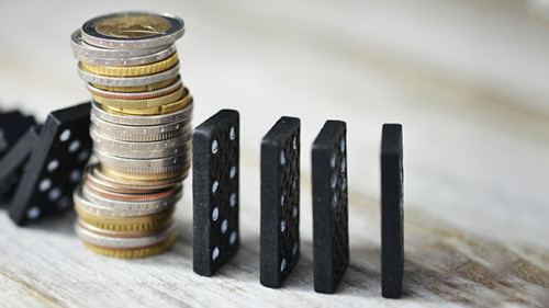 Muenzstapel-Dominos-221748164-AS-adrian-ilie825