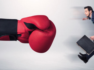 Boxhandschuh-trifft-Anzugtraeger-210509807-AS-ra2-studio