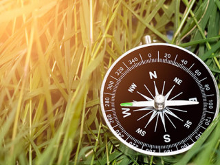 Kompass-in-Gras-274815868-AS-nudda