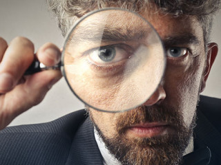 Anzugtraeger-Lupe-208056045-AS-olly