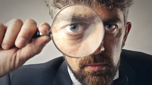 Anzugtraeger-Lupe-208056045-AS-olly