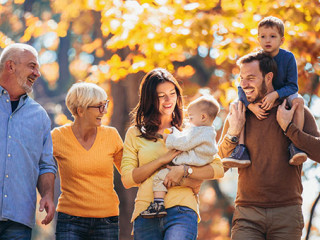 Familie-Herbst-Spaziergang-228548583-AS-Mediteraneo