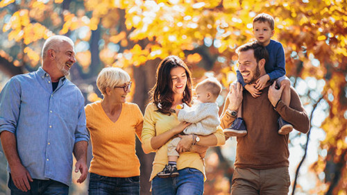 Familie-Herbst-Spaziergang-228548583-AS-Mediteraneo