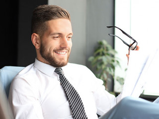 Anzugtraeger-Papier-laecheln-292625798-AS-ty