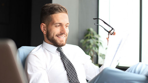 Anzugtraeger-Papier-laecheln-292625798-AS-ty