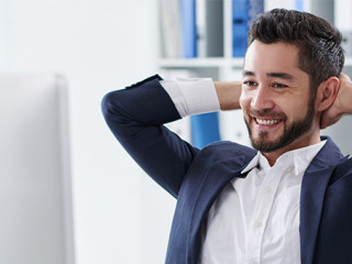 Anzugtraeger-happy-107403409-AS-DragonImages