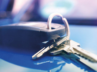 Autoschluessel-auf-Motorhaube-259940746-AS-S-Amelie-Walter