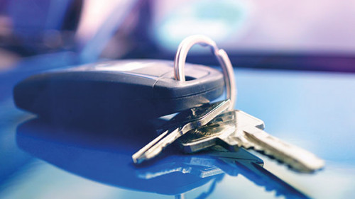 Autoschluessel-auf-Motorhaube-259940746-AS-S-Amelie-Walter