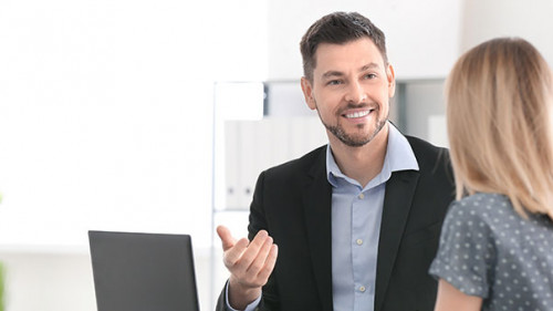 Anzugtraeger-Frau-Beratung-197909150-AS-Africa-Studio