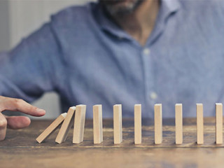 Mann-Dominosteine-209376948-AS-olly