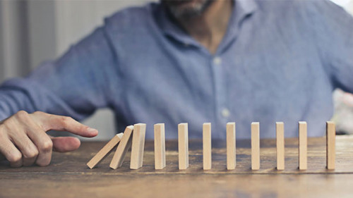 Mann-Dominosteine-209376948-AS-olly