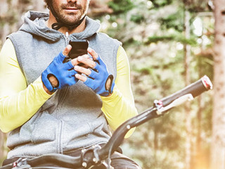 Radler-Smartphone-288863785-AS-vectorfusionart