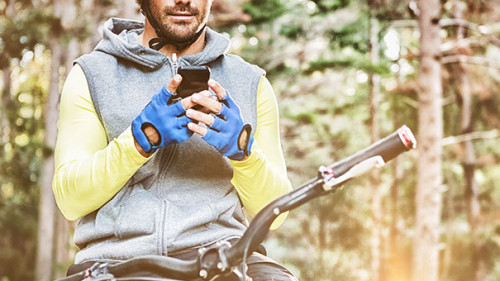 Radler-Smartphone-288863785-AS-vectorfusionart