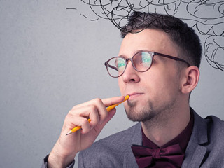 Anzugtraeger-ueberlegt-141095473-AS-ra2-studio