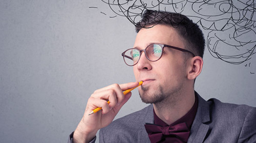 Anzugtraeger-ueberlegt-141095473-AS-ra2-studio