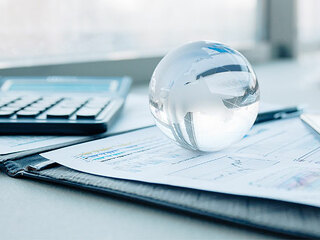 Taschenrechner-Papier-Glaskugel-271152470-AS-yurolaitsalbert