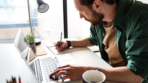 Journalist-Laptop-163065860-AS-Yakobchuk-Olena