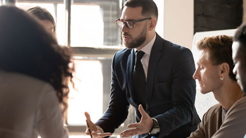 Anzugtraeger-Meeting-297108920-AS-fizkes