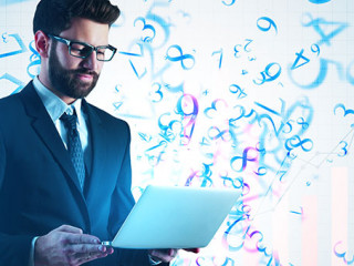 Anzugtraeger-Laptop-Zahlen-184033890-AS-peshkova