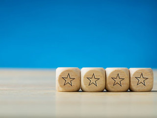 Vier-Sterne-auf-Wuerfeln-297839384-AS-Gajus