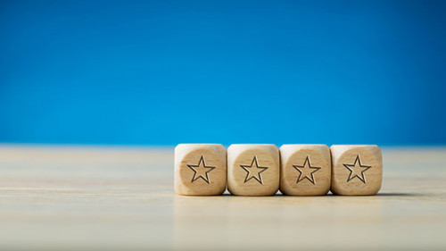 Vier-Sterne-auf-Wuerfeln-297839384-AS-Gajus