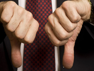 Anzugtraeger-Daumen-runter-91936449-AS-DW-labs-Incorporated